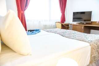 Отель Hotel Parc Sibiu Сибиу Двухместный номер с 2 отдельными кроватями-1